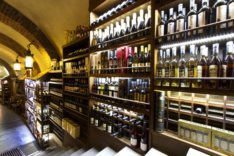 bar-TOULON-min_world_street_travel_shop_canon_georgia_wine_bottles-429767